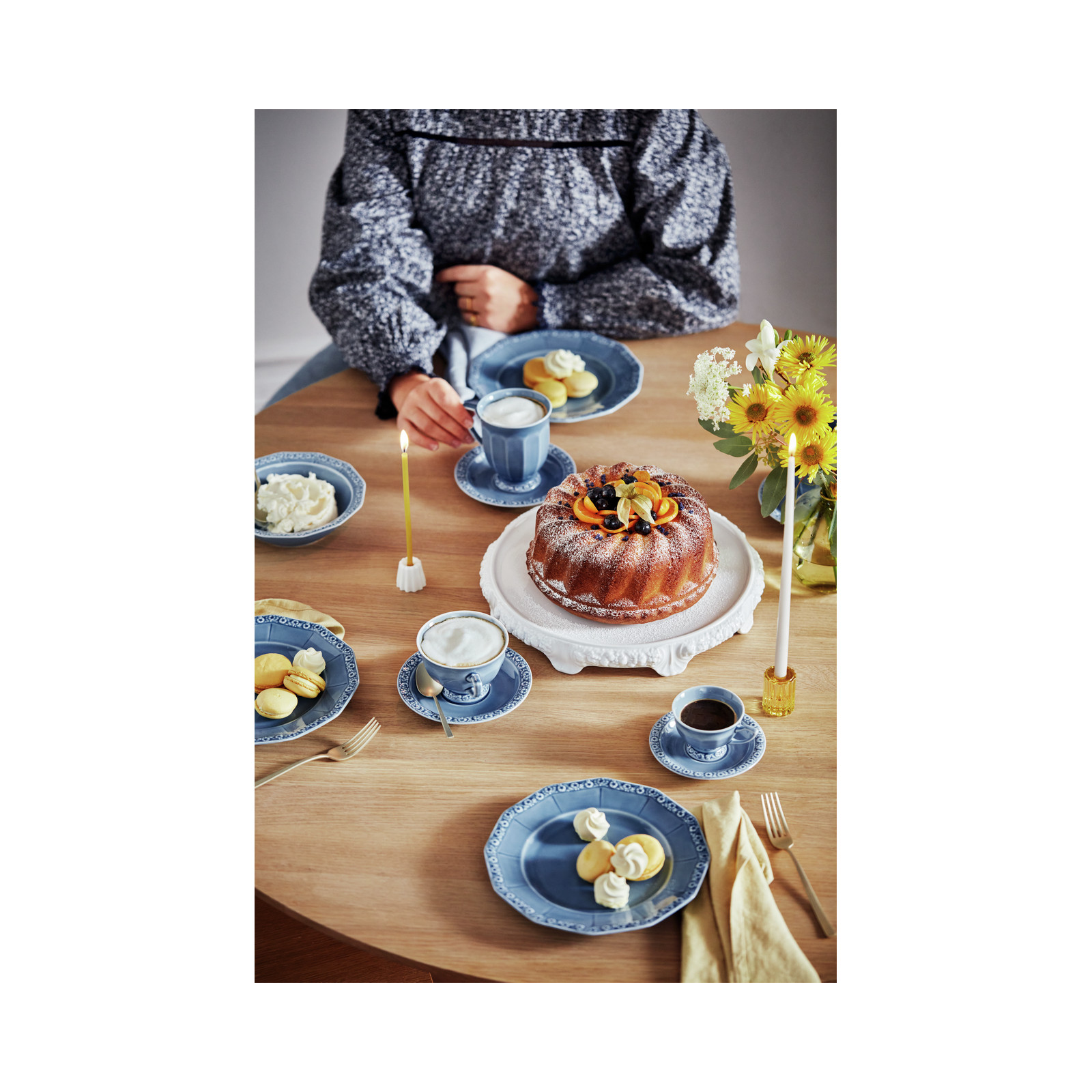 Tortownica na nóżkach 31 cm Maria Biała