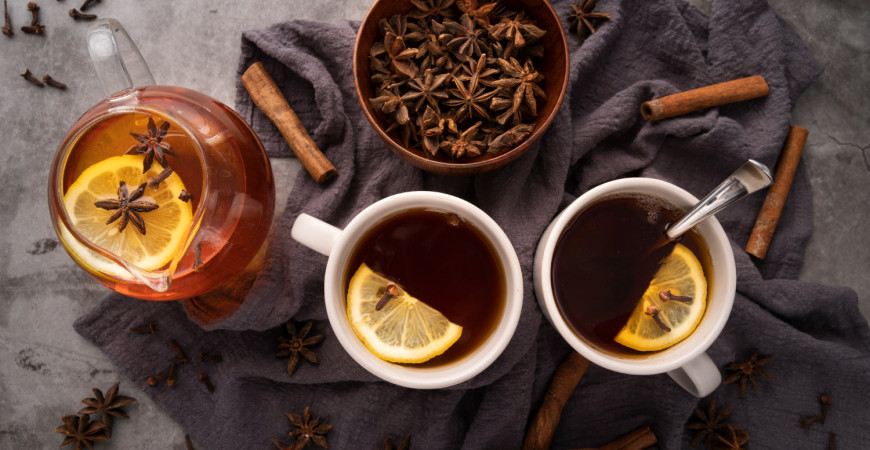 Filiżanka czy kubek? Rytuał picia herbaty w zimowe wieczory